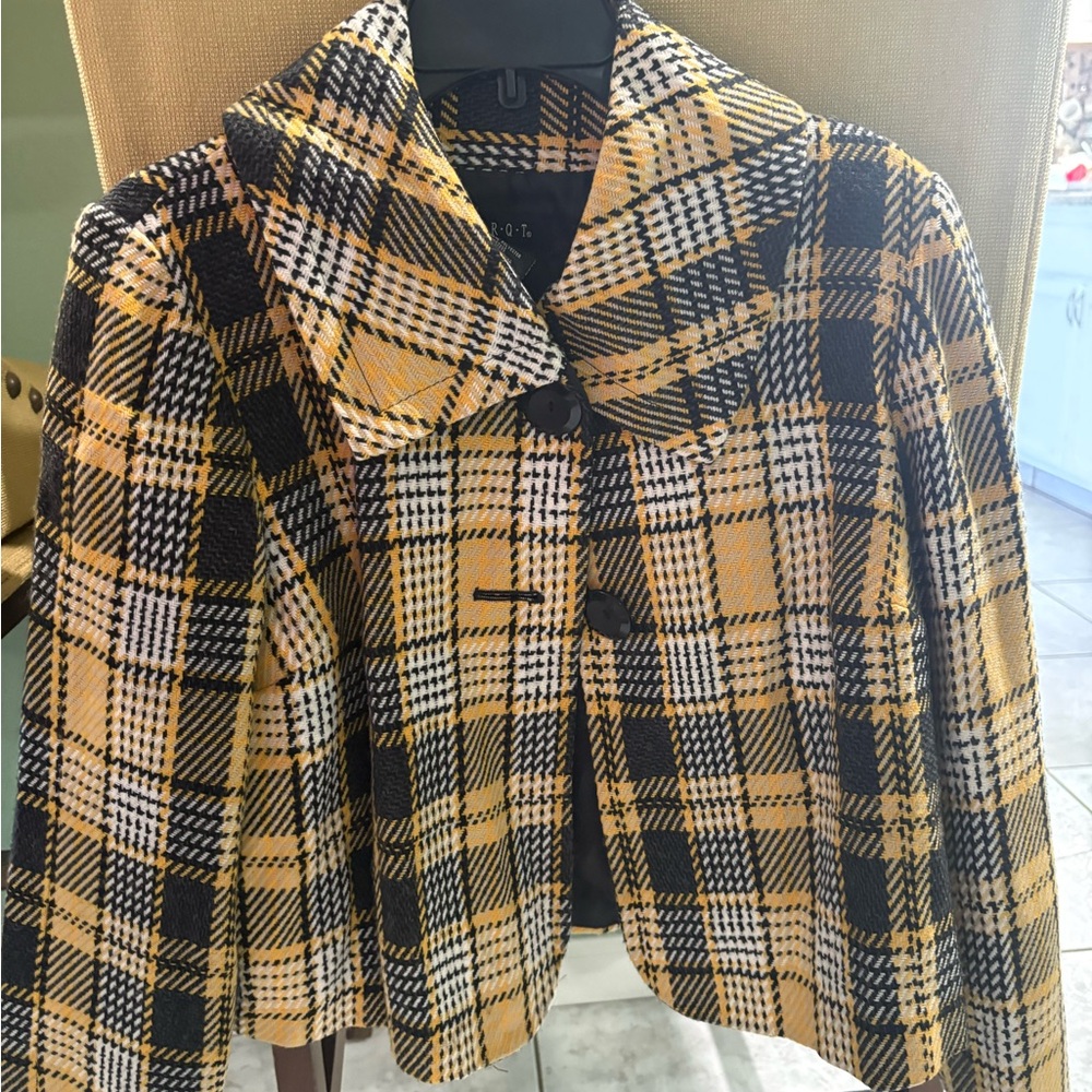 Chic Plaid Cape in Yellow and Black